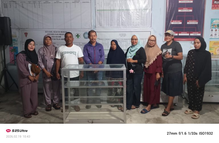 Pemerintah Desa Wayame membagikan 14 unit Etalase untuk pelaku Usaha UMKM yang ada di Desa Wayame dari PAD