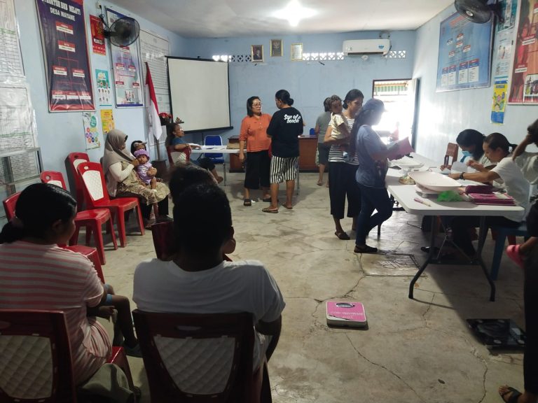 Kegiatan Posyandu Hijau Mekar I di Balai Desa Wayame