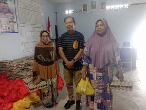 Pemerintah Desa Wayame Salurkan Paket Sembako dari Pendapatan Asli Desa Untuk Warga Yang Membutuhkan.